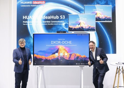 Ümit Subas (links) und Jörg Karpinski (rechts) präsentieren den IdeaHub S3 auf der it-sa 2025.jpg