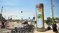 Digitale OOH-Medien wie dieser Public Video City-Tower erzielen im Paket mit klassischem OOH hohe Werbewirkung - künftig kann dieses Zusammenspiel auch programmatisch gebucht und datenbasiert optimiert werden. Digitale OOH-Medien wie dieser Public Video City-Tower erzielen im Paket mit klassischem OOH hohe Werbewirkung - künftig kann dieses Zusammenspiel auch programmatisch gebucht und datenbasiert optimiert werden.