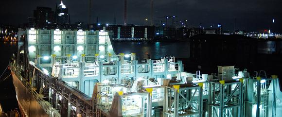 Containerschiff in Hamburg