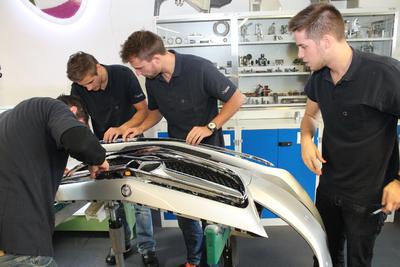 Komplex und knifflig: Am dritten Tag der diesjährigen "Automotive Supplier Trophy" stehen die vier jungen Studenten vom Team REHAU vor der Herausforderung, einen kompletten Stoßfänger zu montieren