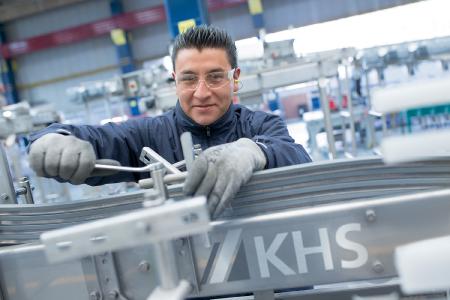 Only satisfied employees are also loyal employees: this is why at KHS plenty of time is taken to select and train the right colleagues, giving them tasks and responsibilities they can identify with