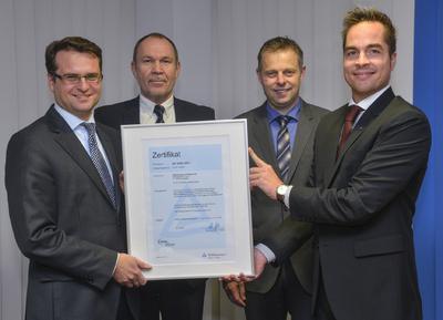 Von links nach rechts: Andreas Feicht (WSW-Vorstandsvorsitzender), Ulrich Rieke (Leiter Produktmanagement Energiedienstleistungen WSW Energie & Wasser AG), Kai-Uwe Selberg (Leiter Markt und Handel WSW Energie & Wasser AG), Sebastian Schasche (Leiter Vertrieb Region Mitte TÜV Rheinland)