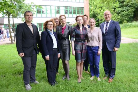 Die russische Delegation aus Pensa wird von der Flensburger Stadtpräsidentin und dem Präsidium auf dem Hochschulcampus begrüßt, Foto: Torsten Haase, Hochschule Flensburg