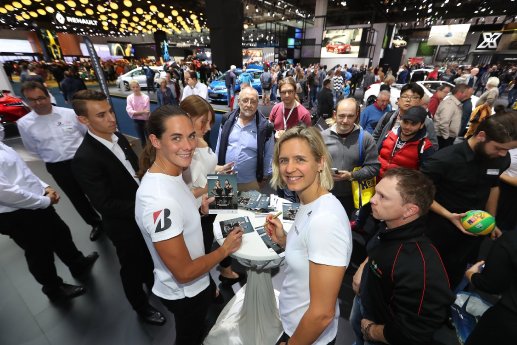 Die Olympiasiegerinnen Laura Ludwig und Kira Walkenhorst sorgten am Stand von Bridgestone für Be.jpg