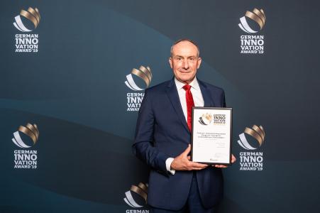 Stolz präsentiert Dr. Hans-Jürgen Brenninger, Vorsitzender der Gienanth-Geschäftsführung, die Urkunde für den German Innovation Award 2019, Foto: www.phocst.com
