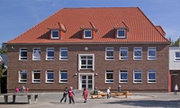 Das alte Schulgebäude aus den 50er Jahren in seinem neuen Gewand mit Dämmung und Meldorfer Flachverblendern, die die ursprüngliche Klinkerfassade wieder aufleben lassen