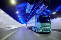 Volvo launches an electric truck that can handle a total weight of up to 80 tonnes - a new benchmark in heavy electric truck transport. 