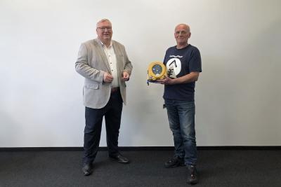 Stryker spendet Mitarbeiter der MC-Bauchemie einen Defibrillator: Hans-Peter Marten (l.) überreichte Mieczyslaw Pacanowski (r.), Pförtner bei der MC-Bauchemie, einen Defibrillator.