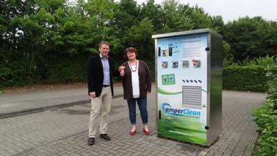 Ralf Tebartz bei der Übergabe einer Reinigungsstation an die Platzmanagerin Frau Dellemann vom Freizeitpark Wissler See in Kalkar (Niederrhein)
