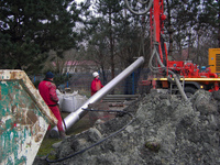 Mitarbeiter einer Stralsunder Brunnenbaufirma setzen zuerst ein Filterelement für den neuen Brunnen in das Bohrloch. Foto: MEA