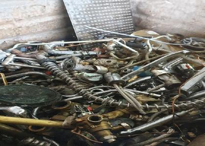 Die Schrottabholung Remscheid holt Schrott jeder Art – auch Elektroschrott – kostenlos beim Kunden ab, übernimmt die Sortierungsarbeiten und führt im Anschluss alle Bestandteile des Schrotts dem Schrott-Recycling zu. Der Kunde profitiert von der unkomplizierten Abwicklung und kann sich über den gewonnenen Platz sowie über das Wissen freuen, einen wertvollen Beitrag zum Umweltschutz geleistet zu haben.