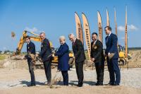Beim ersten Spatenstich. Von links: Generaldirektor Invest Lithuania Mantas Katinas, Dr. Hans-Jürgen Braun, Leiter Central Electronic Plants Continental, Präsident von Litauen Dalia Grybauskaitė, Helmut Matschi, Vorstandsmitglied Continental, Shayan Ali, Leiter Continental Litauen, Wirtschaftsminister Litauen Virginijus Sinkevičius / © Continental AG
