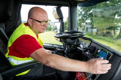 Nach einer kurzen Einweisung kam Fahrer Jacek Kurzak mit der neuen App problemlos klar und freut sich über die Arbeitserleichterung.