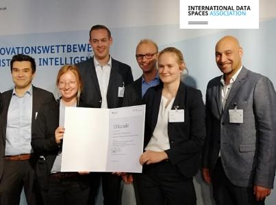 Ein Teil die KI-Marktplatz-Teams bei der Preisverleihung in Berlin (v. l.): Ruslan Bernijazov, Melina Massmann, Marvin Drewel, Christoph Pierenkemper, Eva-Maria Grote und Prof. Dr. Roman Dumitrescu. Foto: it's OWL