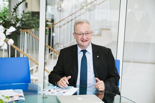 Thomas Rehder im Gespräch, Geschäftsführer der iperdi Holding Nord GmbH klein.jpg