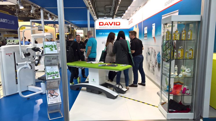 26-02 SU_Messebesucher2.jpg