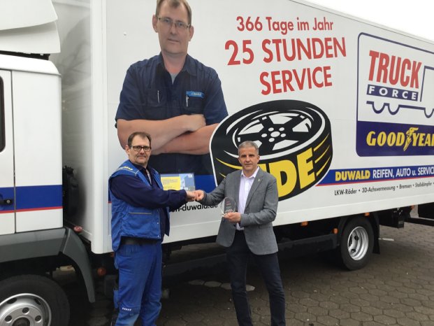TruckForce Partner Service Excellence Award Übergabe an Jörg Duwald.jpg