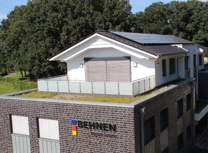 Attraktive Aufstockung: Staffelgeschoss mit sichtbaren Scherenbindern, Dachterrasse und Begrünung. In diesem vorbildlich sanierten Gebäude in Lorup/Emsland befindet sich jetzt der Hauptsitz des TGA-Planungsbüros Behnen ingenieure. Foto: Janssen Holzbau/GIN, Ostfildern; www.nagelplatten.de