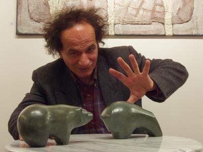 Mohammad Sazesh mit Bulle und Bär