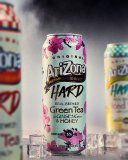 Weltweit vor allem für seinen Eistee bekannt, war AriZona Beverages bereits nach der Installation des ersten KHS-Füllers Innofill Can DVD im Jahr 2018 so begeistert, dass der Getränkeproduzent für das Greenfield-Projekt am Standort Edison in New Jersey direkt eine zweite Hochleistungsmaschine in Auftrag gab, die mit einer Leistung von bis zu 73.000 Dosen pro Stunde derzeit in Betrieb genommen wird. Weltweit vor allem für seinen Eistee bekannt, war AriZona Beverages bereits nach der Installation des ersten KHS-Füllers Innofill Can DVD im Jahr 2018 so begeistert, dass der Getränkeproduzent für das Greenfield-Projekt am Standort Edison in New Jersey direkt eine zweite Hochleistungsmaschine in Auftrag gab, die mit einer Leistung von bis zu 73.000 Dosen pro Stunde derzeit in Betrieb genommen wird.