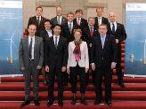 Bundesminister Rösler (2.v.l., 1. Reihe) und Staatssekretär Kapferer (1.v.r., 3. Reihe) mit Teilnehmern des Energiegipfels der Ostsee-Anrainerstaaten; © BMWi