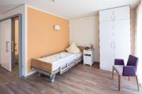 Bewohnerzimmer mit Flair: Funktionalität und Eleganz sind kein Widerspruch. (Orange Akzentwand: 3D Onyx 165) (Foto: Caparol Farben Lacke Bautenschutz/Martin Duckek)