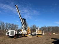 Abbildung 1. Erstes Bohrgerät trifft auf dem Seltenerdmetallprojekt Rift in Südost-Nebraska (USA) ein und wird am ersten Bohrstandort in Stellung gebracht
