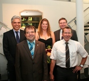 Eröffnung der 49. WITTENSTEIN-Ausstellung (von links nach rechts): Ulrich Boelcke (Geschäftsführer WITTENSTEIN intens GmbH), Künstler Stephan Herzog, Laudatorin Claudia Konrad, Klaus Spitzley (Vorstand der WITTENSTEIN AG) und Stephan Bug (Leiter Fertigung Elektronik der WITTENSTEIN AG) 