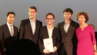 Auszeichnungsveranstaltung in Berlin: Bundeswirtschaftsminister Philipp Rösler (ganz links) und Laudatorin Petra Felten-Geisinger, Geschäftsführerin der BUBBLES Film GmbH, übergaben den Preis an die Ilmenauer Studenten Matthias Krüger, Philipp Reinhart und Thilo Gundelach (v. l. n. r.). Foto (© TU Ilmenau)