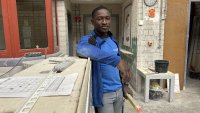 Zakaria Badini aus der Elfenbeinküste macht in Südbaden eine Ausbildung zum Fliesen-, Platten- und Mosaikleger. An seiner Arbeit schätzt er besonders, dass er am Ende immer sieht, was er mit den eigenen Händen geschaffen hat