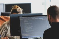 Wer das Programmieren liebt und auf der Suche nach einem neuen Beruf ist, sollte über eine Umschulung zum Anwendungsentwickler nachdenken.