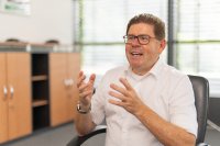 Gezielter Support in schwierigen Zeiten: SELVE-Geschäftsführer Andreas Böck erachtet es als enorm wichtig, Fachbetrieben und -handwerkern zu helfen, mehr Zusatzumsatz zu erzielen. Dafür wurde ein Programm zur Verkaufsunterstützung und -förderung aufgesetzt. 