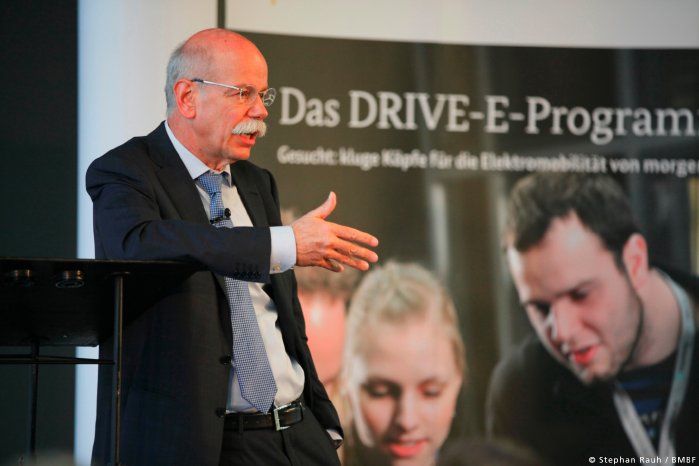 Pressebild_Festredner-Dr-Dieter-Zetsche-DaimlerAG-bei-der-Verleihung-der-DRIVE-E-Studienpreise_(.jpg