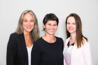 Vermitteln Impulse für neue berufliche Perspektiven (v. l.): Christiane Finner, Ufuk Kurt und Janine Blume von der Koordinierungsstelle Frau und Beruf der Region Hannover (Foto: Peter Hiltmann)