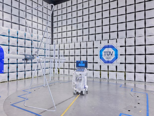 TS-PR-26038-PS-EMV-Messung in einer Absorberhalle.jpg