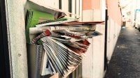Ein voller Briefkasten oder heruntergelassene Rollläden über mehrere Wochen können ungewollt signalisieren, dass eine Wohnung leer steht – ein Aspekt, der nicht nur für Einbruchschutz relevant ist, sondern oft auch in den Bedingungen von Hausrat- und Wohngebäudeversicherungen eine Rolle spielt.