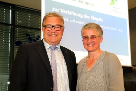 Siegelverleihung Hauke Jagau Gaby Willamowius (Foto: F. Bittner Region Hannover)