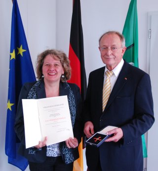 2011-07-25 Verdienstkreuz Schicha Schulze.JPG