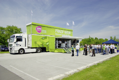 er neue REHAU Truck tourt durch verschiedene europäische Städte und gibt den Besuchern einen guten Überblick über die Möglichkeiten der umweltfreundlichen Energieversorgung eines Gebäudes