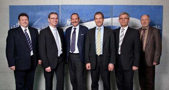 From left to right: Manfred Wirth (Infrastructure Manager Ronal), Stefan Moll (President YXLON), Yvo Schnarrenberger (CEO Ronal), Ronald Fehlmann (CEO Comet), Volker Reif (Purchasing Ronal), Jürgen Melchert ( Director Sales Wheels&Tires YXLON)