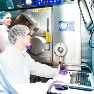 Zwei ITM Mitarbeiterinnen bei der Produktion von Radioisotopen im Heißzellenbereich.
Bild: ITM Isotope Technologies Munich SE