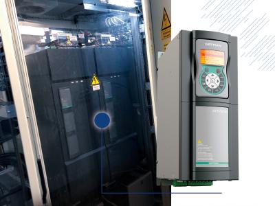 Pro Antriebsstrang werden fünf Frequenzumrichter der ADV200 Baureihe von GEFRAN mit einer Leistung von jeweils 400 kW zzgl. Überlast von bis zu 180 Prozent parallelgeschaltet, um die Anlage symmetrisch nach oben zu bewegen
Bild: Leibniz Universität Hannover/Marie-Luise Kolb