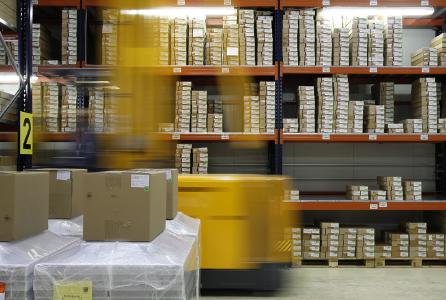 Grünes Warehouse Management macht Ihre Logistik, z. B. durch kürzere Fahrwege, nachhaltig und kann gleichzeitig Betriebskosten senken