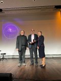 v.l.n.r. Thomas Sporer (Laudator), Karlheinz Brandenburg (Preisträger), Ulrike Schwarz (Präsidentin des Verbandes Deutscher Tonmeister) bei der Übergabe der Ehrung auf der 32. Tonmeistertagung in Düsseldorf v.l.n.r. Thomas Sporer (Laudator), Karlheinz Brandenburg (Preisträger), Ulrike Schwarz (Präsidentin des Verbandes Deutscher Tonmeister) bei der Übergabe der Ehrung auf der 32. Tonmeistertagung in Düsseldorf