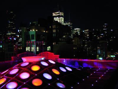 New York Skyline bei Nacht gesehen vom "MINI ROOFTOP NYC"