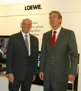Frieder C. Löhrer, Vorstandsvorsitzender der Loewe AG, und Michael Ward, Harrods Geschäftsführer, bei der Wiedereröffnung der Loewe Galerie im Londoner Luxuskaufhaus Harrods. (von links nach rechts)