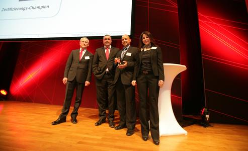 Bechtle erhält den Preis zum Zertifizierungs-Champion. (Von links nach rechts): Jörg Brünig, Senior Director Channel Germany, Fujitsu Technology Solutions, Bernd Orth, Director Partnermanagement Germany, Fujitsu Technology Solutions, Peter Fischer, Bechtle Logistik & Service, Nicole Dörr, Bechtle Logistik & Service