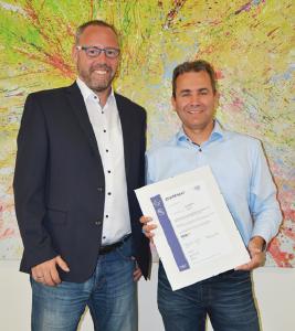 Claus Möhler (links im Bild), ISIS12 Berater der Applied Security GmbH aus Großwallstadt gratuliert Matthias Geis, Informationssicherheitsbeauftragter der Stadt Alzenau, zum erfolgreichen Abschluss des Prozesses