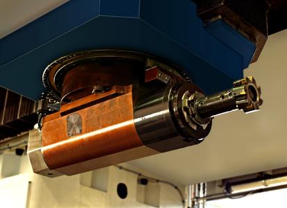 Mit dem außergewöhnlich kompakt gebauten ROMAI-Winkelkopf spart BURKHARDT+WEBER in der MCR 4400 wertvollen Arbeitsraum