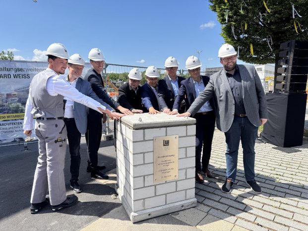 Foto 1 - Gruppenbild Grundsteinlegung.JPG